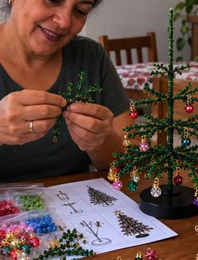 Cena ilustrativa de uma mulher montando um galho da árvore de pérolas.