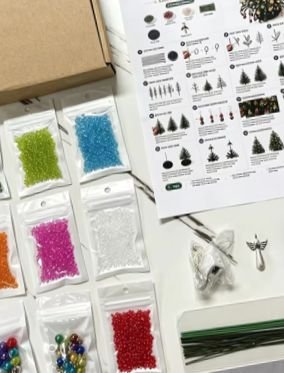 Detalhe das instruções ilustradas ao lado de pérolas coloridas e peças do kit.