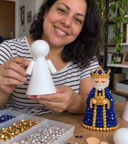 Cena ilustrativa de criação de peças do presépio com isopor, EVA e strass em casa